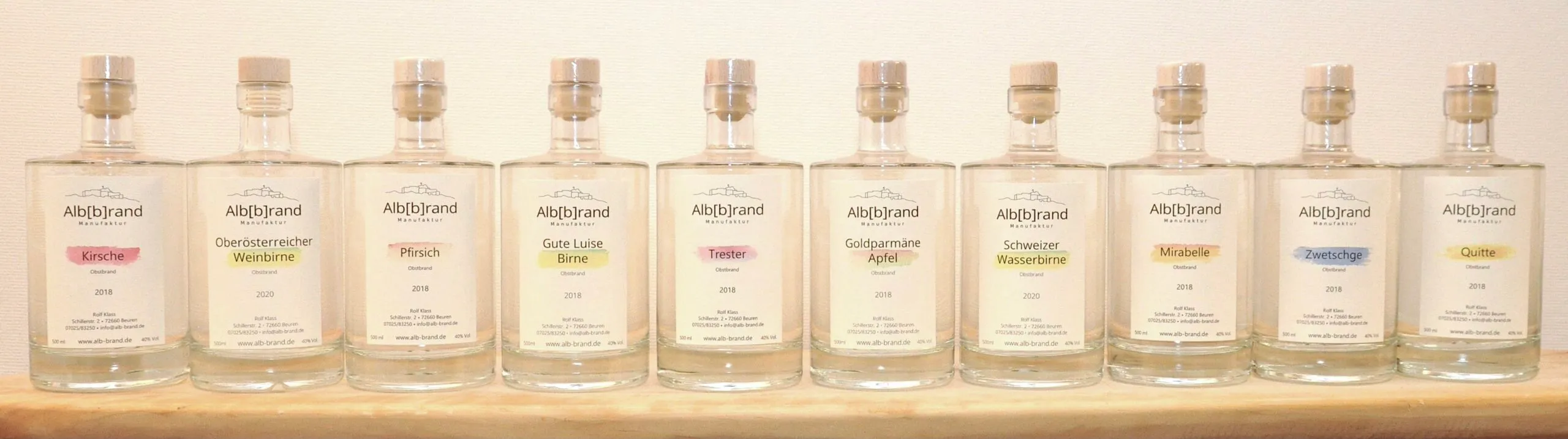 Die ganze Auswahl unserer Obstbrände nebeneinander aufgereiht
